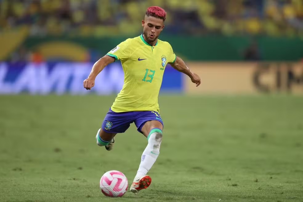 Yan Couto de cabelo rosa em amistoso da Seleção 