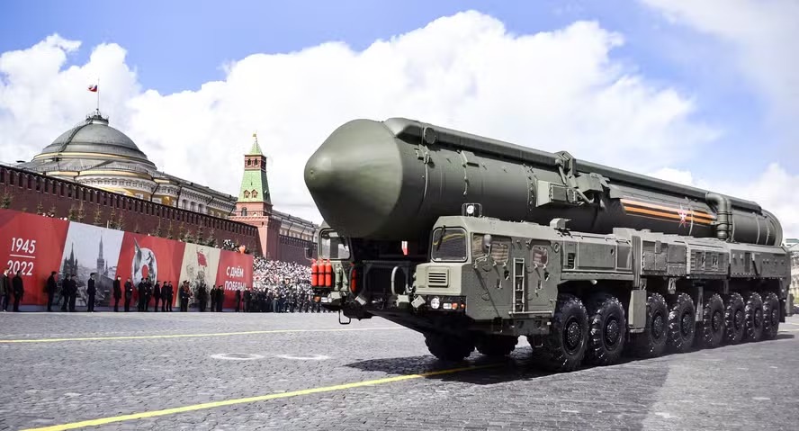 Lançadores de mísseis balísticos intercontinentais russos Yars desfilam pela Praça Vermelha durante o desfile militar do Dia da Vitória no centro de Moscou em 9 de maio de 2022. 