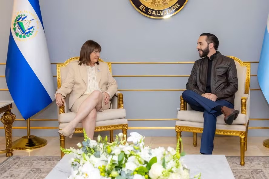 O presidente de El Salvador, Nayib Bukele, recebe a ministra da Segurança da Argentina, Patricia Bullrich 