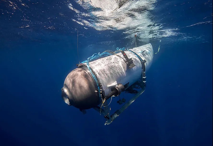 Equipes de resgate expandiram a busca debaixo d'água enquanto corriam contra o tempo para encontrar um submersível turístico de mergulho profundo Titan que desapareceu perto do naufrágio do Titanic com cinco pessoas a bordo 