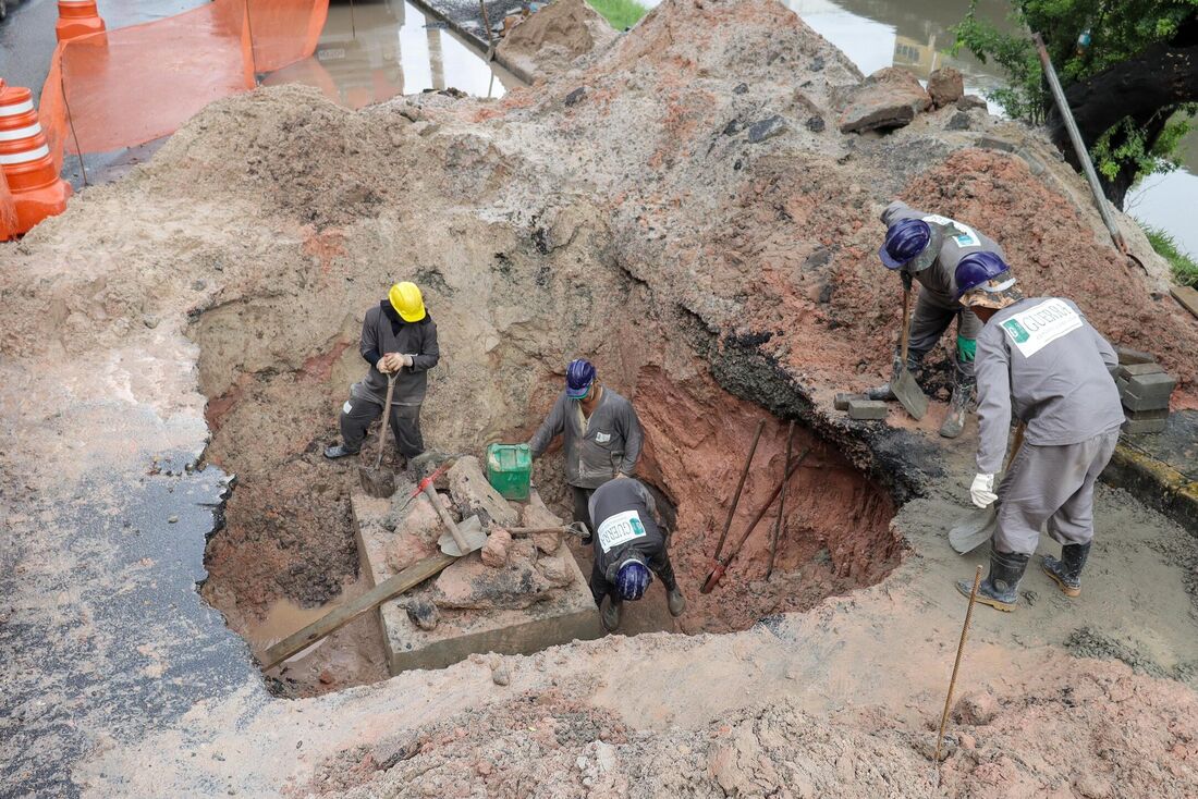 Cratera deixa trânsito lento, no Recife