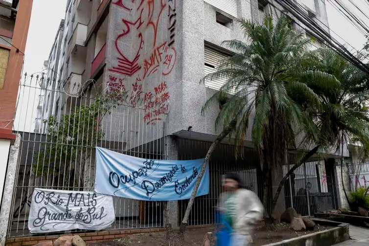 Fachada do prédio aonde vivem integrantes da ocupação O Rio Mais Grande do Sul. 