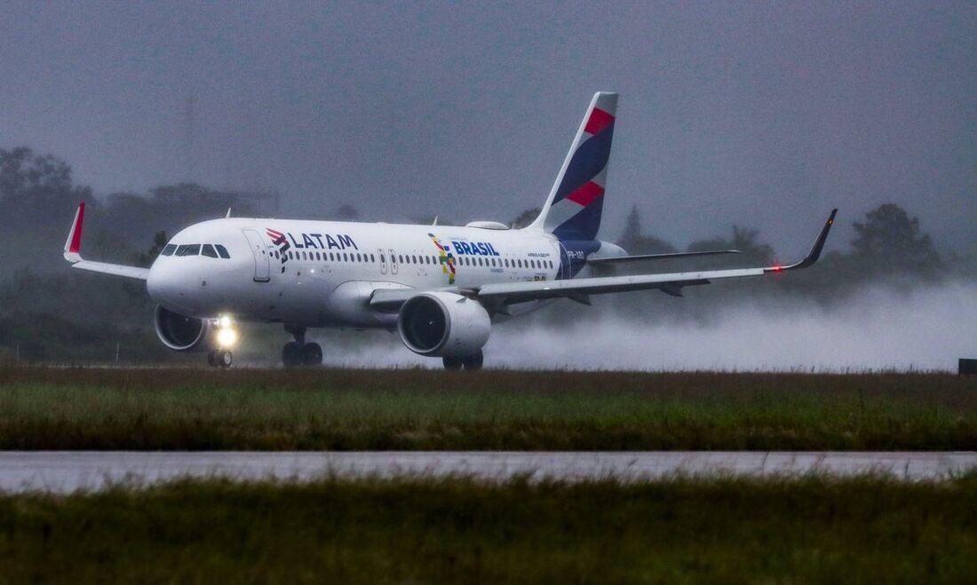 Alagamento em pista do aeroporto de Canoas, Rio Grande do Sul,  não atrapalha voos