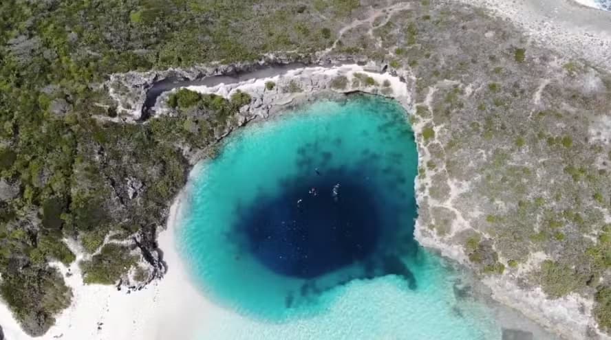 Dean's Blue Hole é um dos mais profundos buracos submersos do mundo, com 202 metros