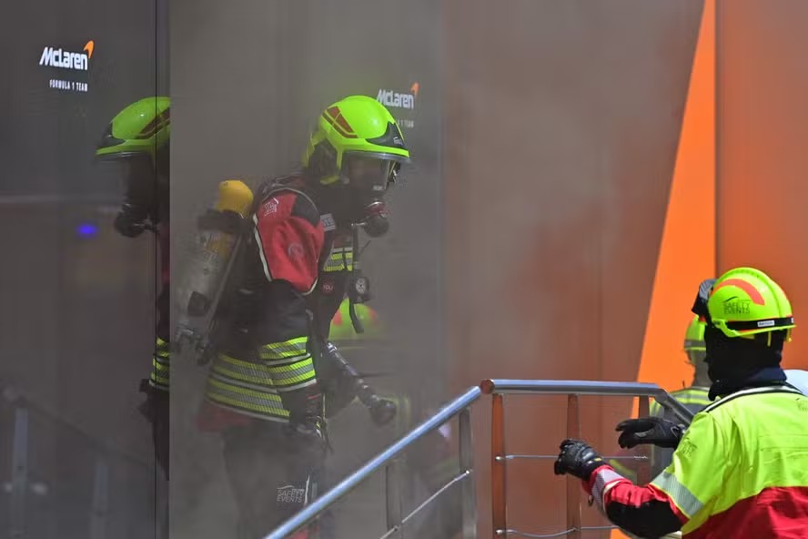 Bombeiros agem rápido para conter chamas em motorhome da McLaren 