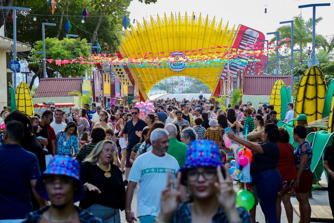 São João do Recife 2024 arrasta multidão, neste domingo (23)