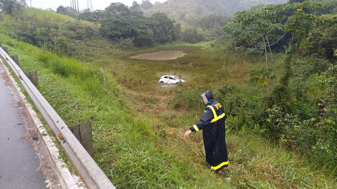 Carro saiu da pista e acessou uma área de vegetação às margens da BR-408