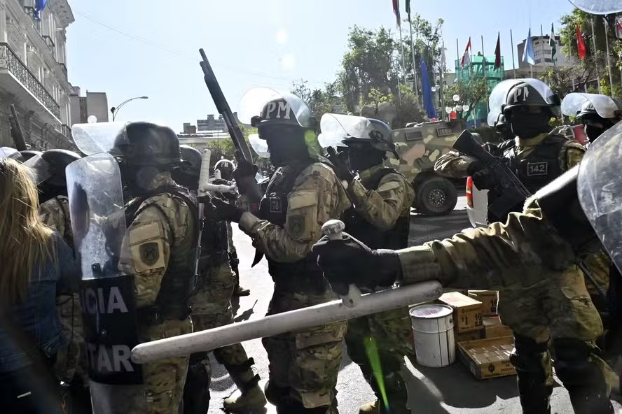 Militares tomam, durante tentativa de golpe, praça em frente à sede da Presidência em La Paz, Bolívia 