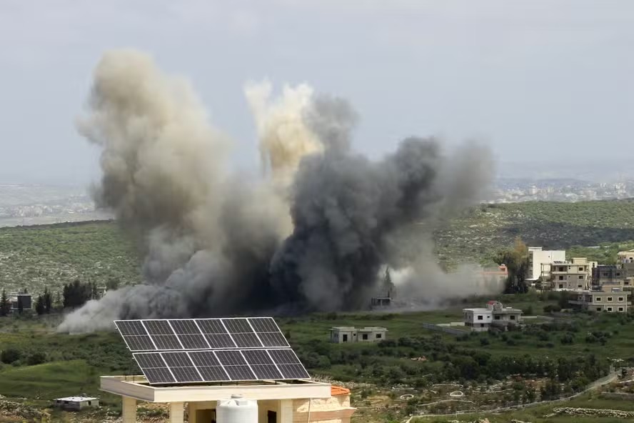 Ondas de fumaça saem do local de um ataque aéreo israelense na vila de Majdel Zoun, perto da fronteira sul do Líbano 