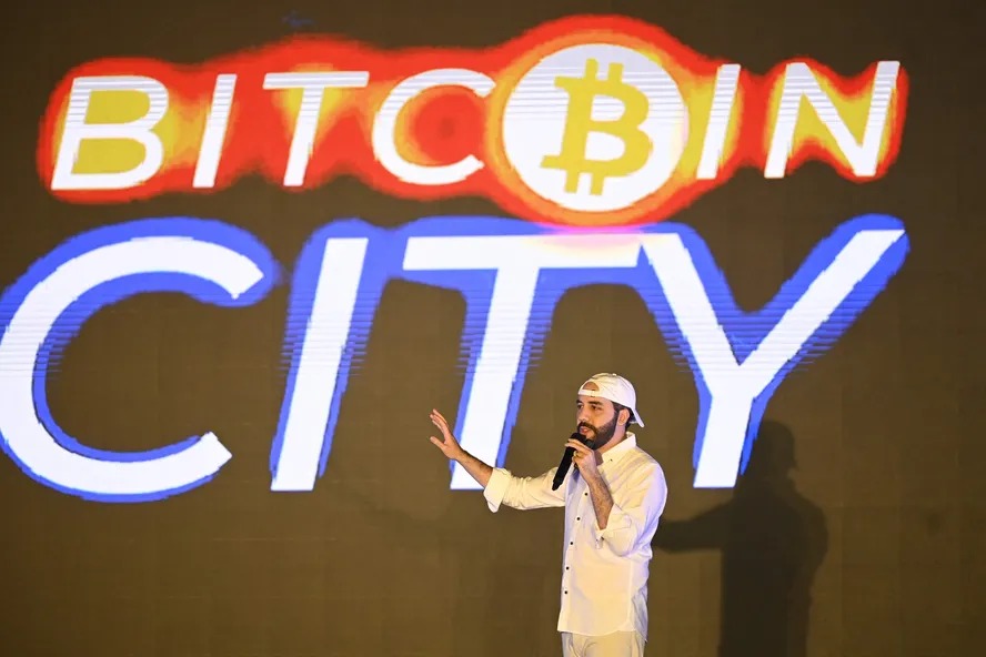 O presidente de El Salvador, Nayib Bukele, de 40 anos, discursa no encerramento de uma conferência sobre bitcoin 