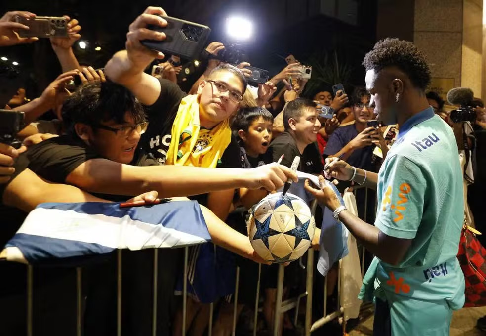 Vinicius Jr dá atenção a torcedores na porta do hotel da Seleção, na California