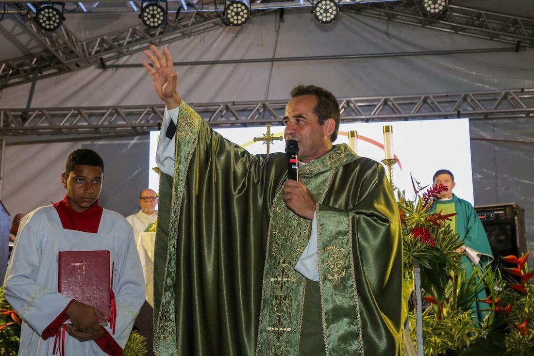 Padre Arlindo comemora aniversário com ação social, missa e shows em Tamandaré