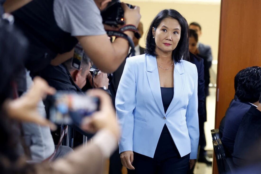 A ex-candidata presidencial e congressista peruana Keiko Fujimori entra no tribunal especializado em corrupção na abertura do julgamento por lavagem de dinheiro no escândalo da Odebrecht