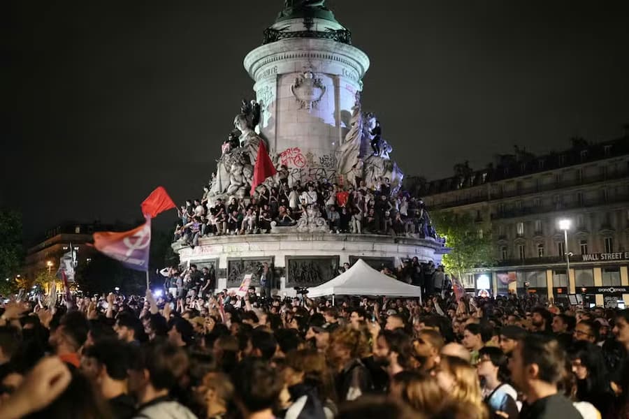 Manifestantes participam de protesto em Paris após vitória da extrema direita no 1&ordm; turno das eleições na França 