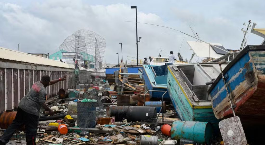 Barcos de pesca se amontoam após passagem do furacão Beryl por Barbados