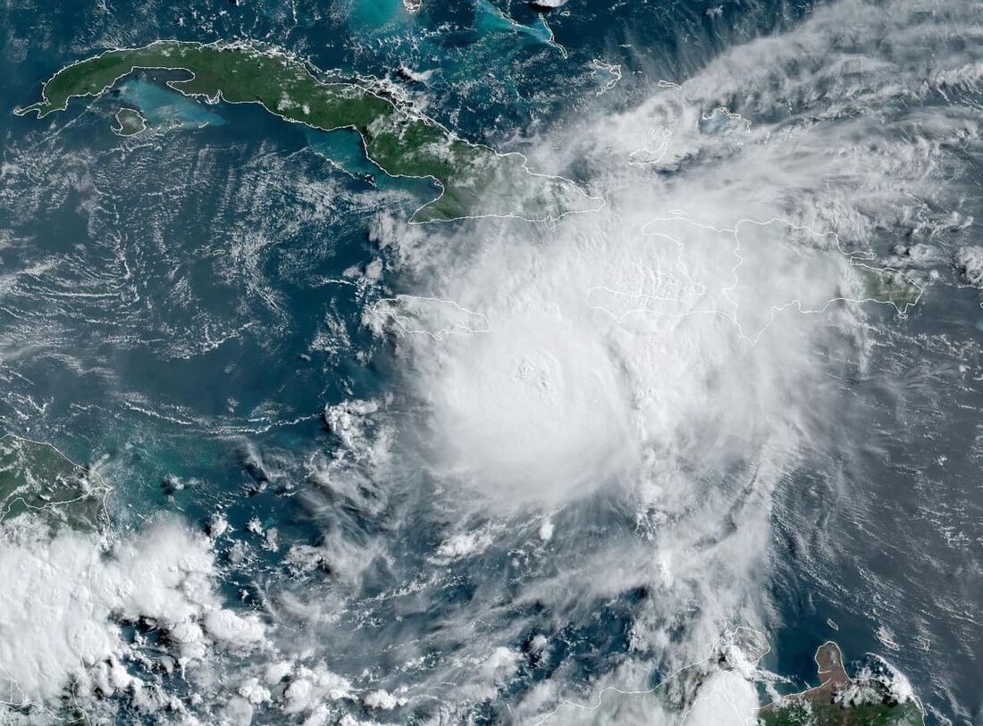 Esta imagem de satélite obtida da Administração Oceânica e Atmosférica Nacional mostra o furacão Beryl em 3 de julho de 2024, se aproximando da Jamaica