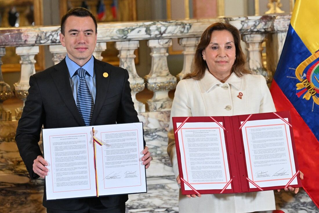 O presidente equatoriano Daniel Noboa (L) e a presidente peruana Dina Boluarte mostram documentos assinados durante a reunião presidencial Peru-Equador e o XV gabinete binacional de ministros no Palácio Presidencial em Lima