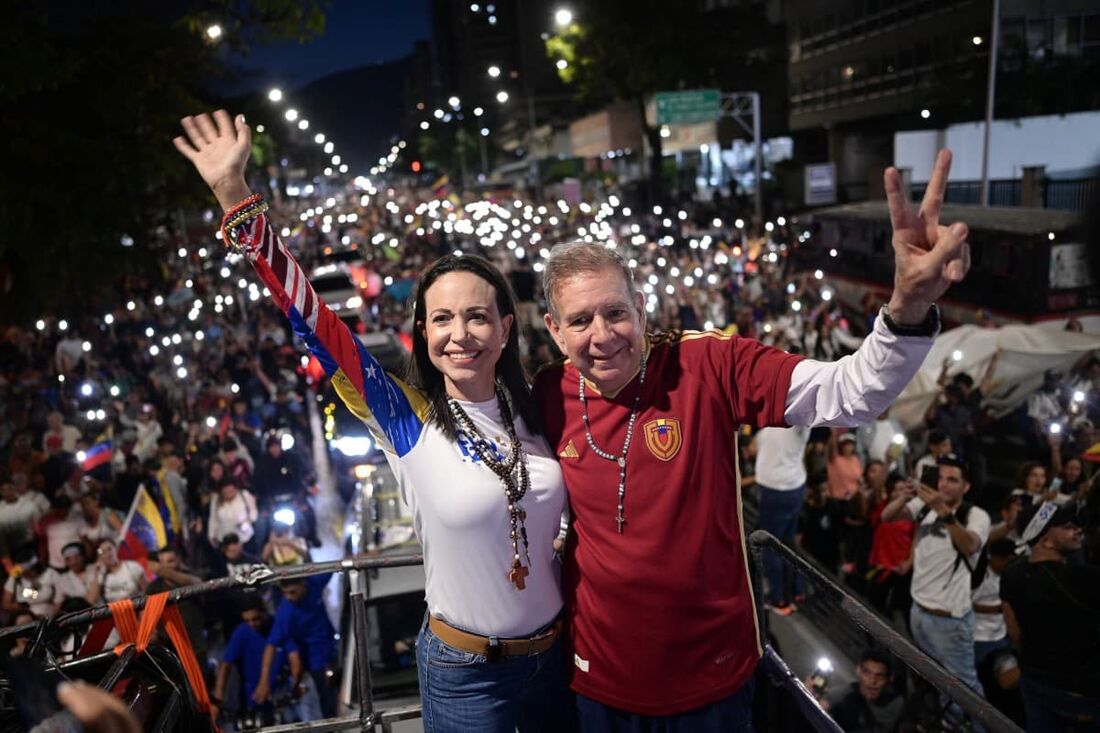 O candidato presidencial venezuelano Edmundo Gonzalez e a líder da oposição Maria Corina Machado participam de um comício de campanha