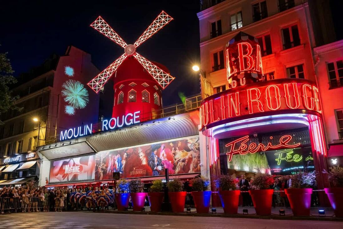 Moulin Rouge recupera as pás de seu moinho