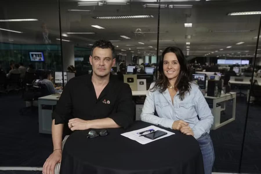 O ator Carmo Dalla Vecchia e a jornalista Maria Fortuna no estúdio da redação do Globo