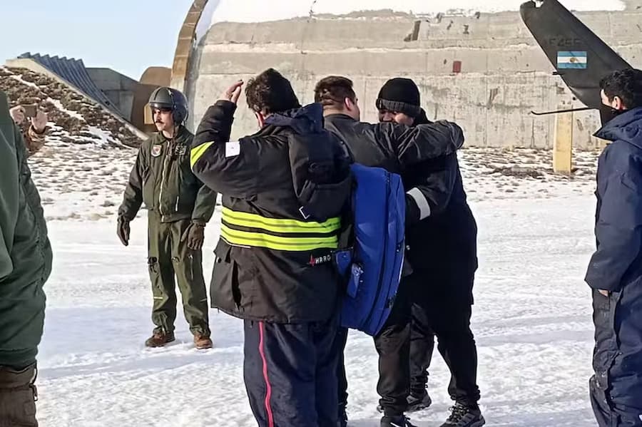 Os trabalhadores que estavam isolados na salina da estância Dos Lagunas, em Santa Cruz