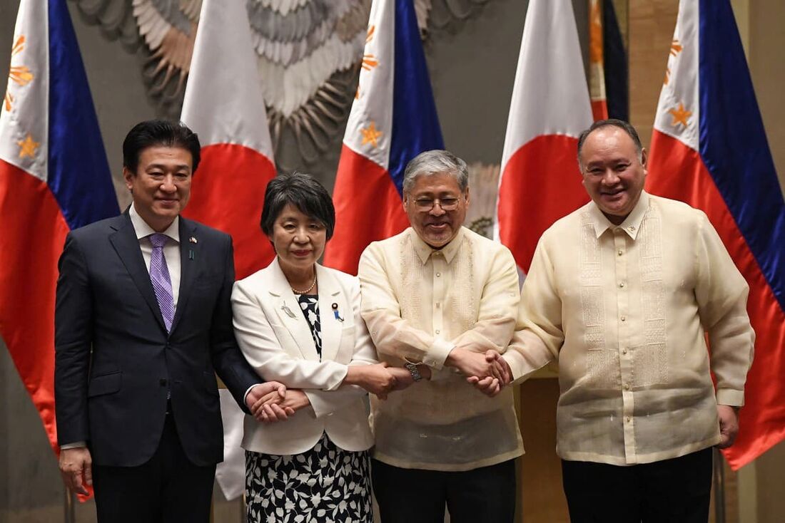 O Ministro da Defesa do Japão, Minoru Kihara, a Ministra das Relações Exteriores do Japão, Yoko Kamikawa, o Secretário de Relações Exteriores das Filipinas, Enrique Manalo, e o Secretário de Defesa das Filipinas, Gilberto Teodoro