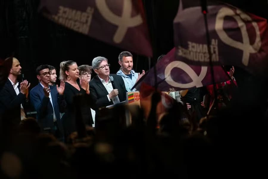 Líderes do partido França Insubmissa discursam a apoiadores após o resultado das eleições de domingo 