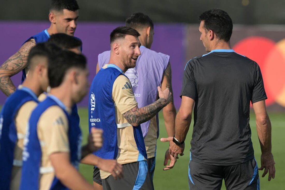 Messi e Scaloni durante treino da Argentina 