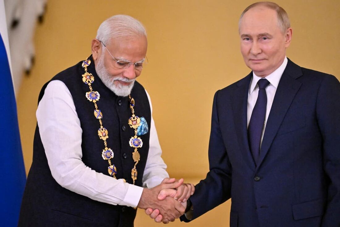 O presidente russo Vladimir Putin condecora o primeiro-ministro indiano Narendra Modi