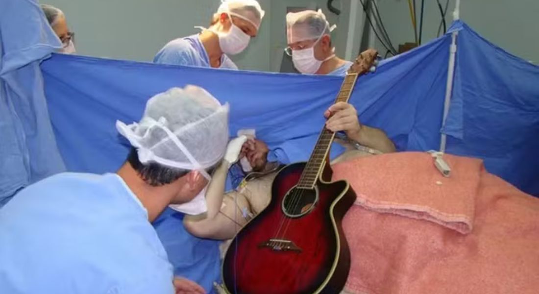 Morre em Santa Catarina neurocirurgião referência internacional que operou paciente cantando e tocando violão