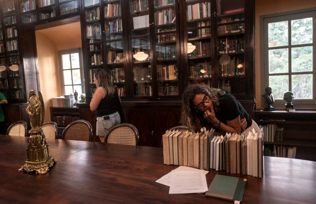 Pessoas visitam durante uma visita guiada a Biblioteca Acadêmica Lucio de Mendonça