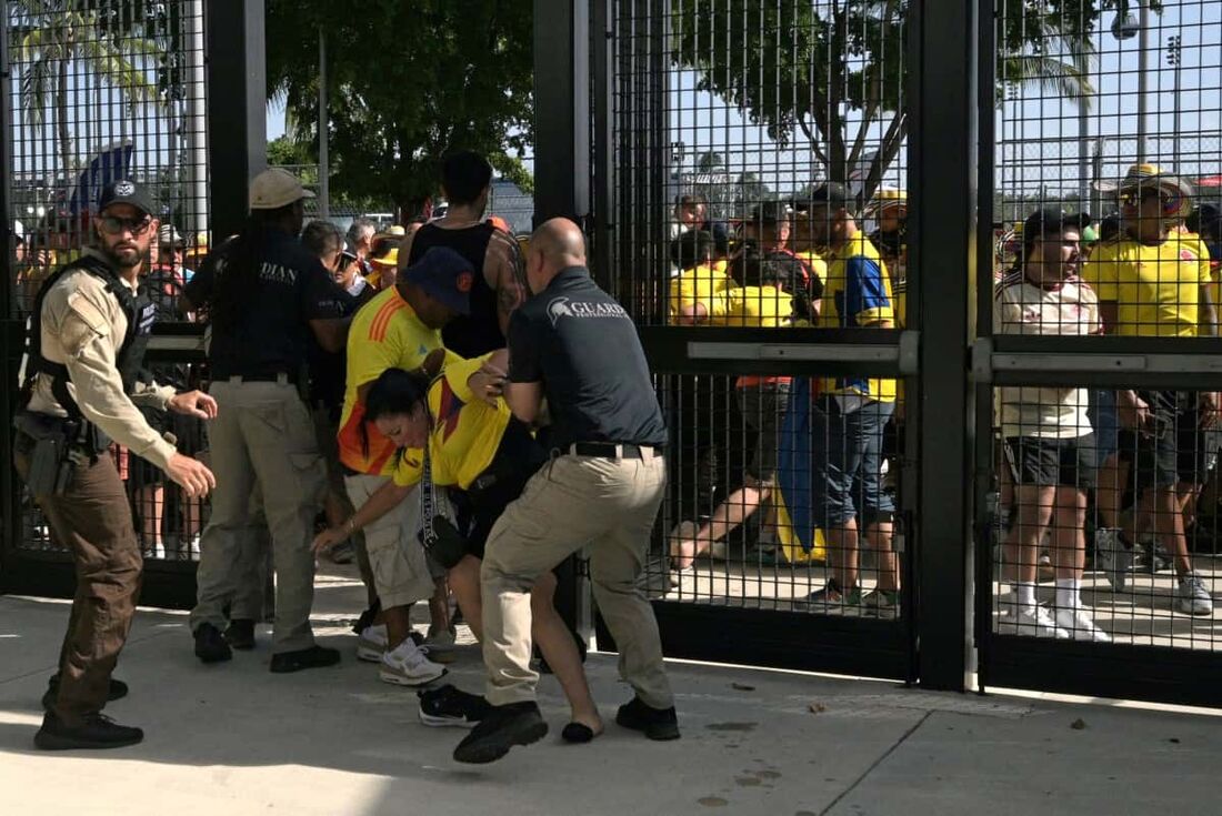 Tumulto antes do confronto entre Argentina e Colômbia pela final da Copa América 