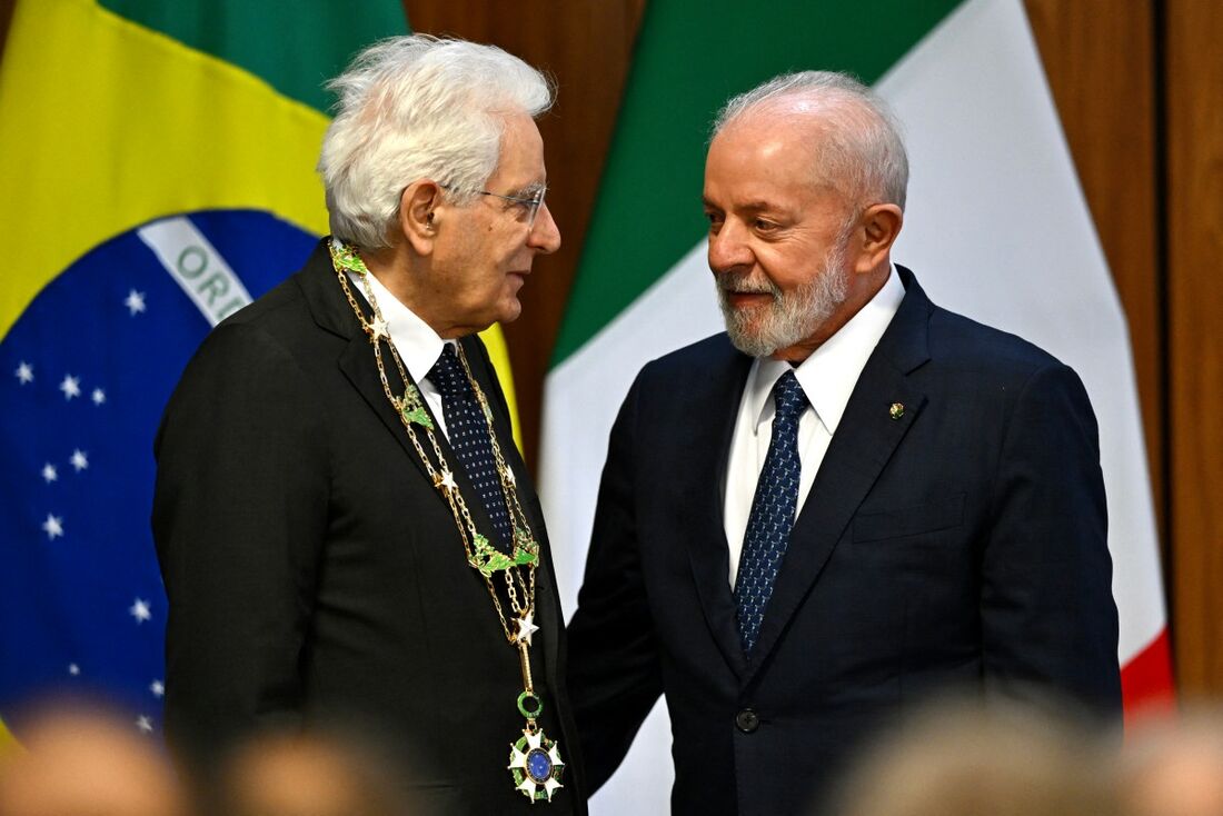 O presidente italiano Sergio Mattarella (E) e o presidente brasileiro Luiz Inácio Lula da Silva conversando. 