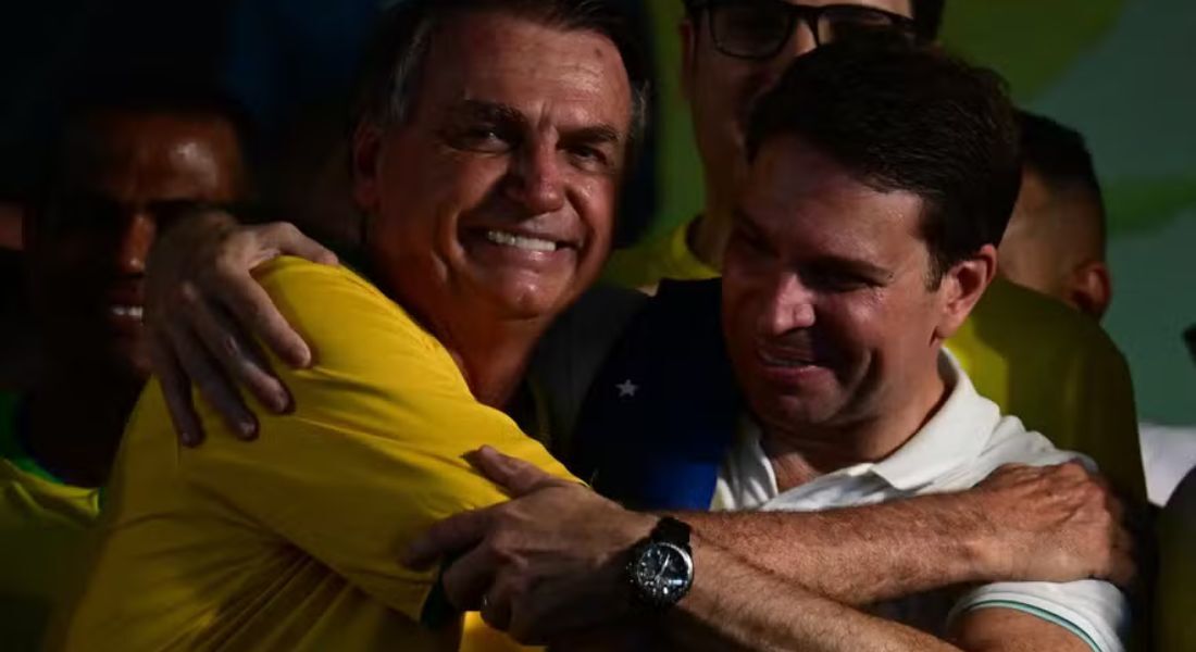 O ex-presidente Jair Bolsonaro abraça seu aliado Alexandre Ramagem, ex-diretor da Abin