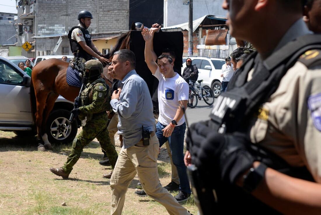 O presidente equatoriano, Daniel Noboa (C), cumprimenta apoiadores durante visita ao setor El Arbolito em Duran, Equador