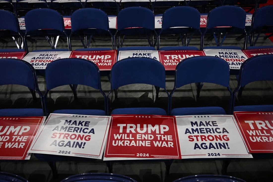 Uma placa com os dizeres "Trump acabará com a guerra na Ucrânia" é colocada nas cadeiras dos participantes durante o terceiro dia da Convenção Nacional Republicana 