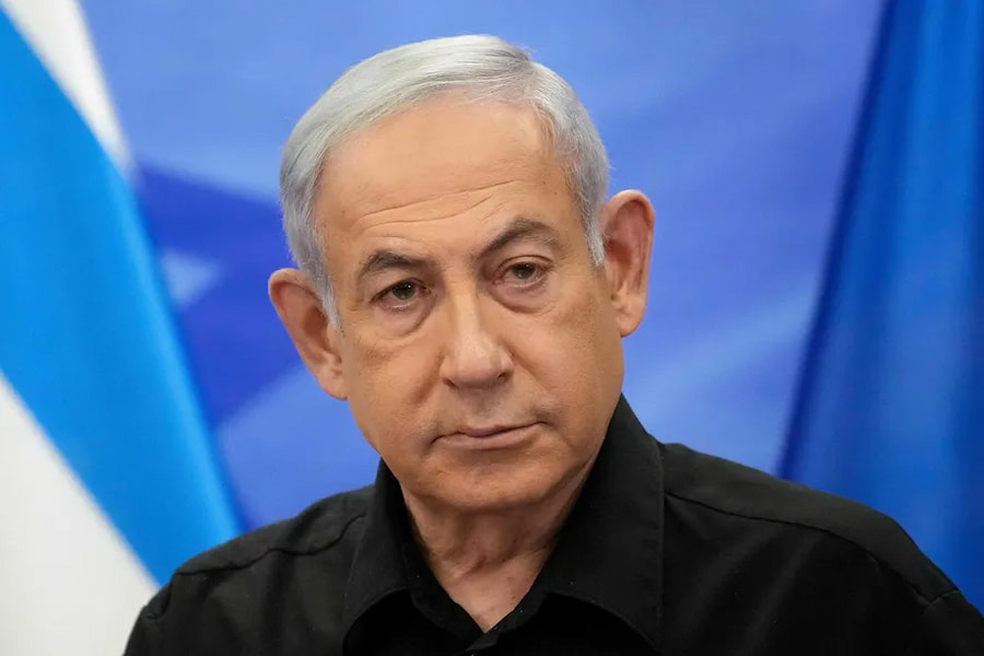 Netanyahu fala à mídia durante entrevista coletiva conjunta com o presidente francês em Jerusalém 