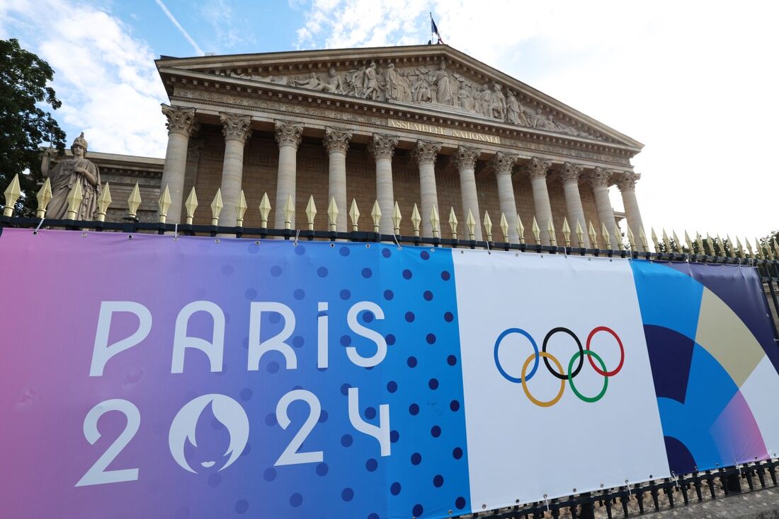 Banner dos Jogos Olímpicos de Paris 2024 em frente à Assembleia Nacional, em Paris