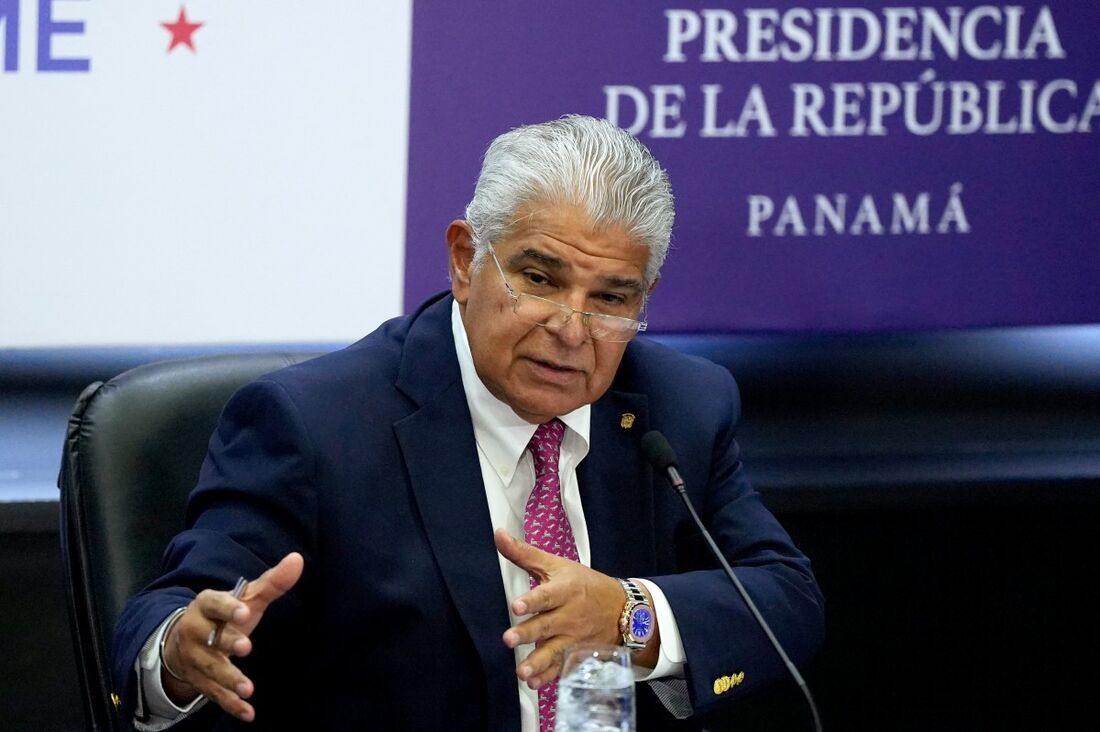 O presidente do Panamá, José Raul Mulino, fala durante sua primeira coletiva de imprensa semanal no palácio presidencial na Cidade do Panamá