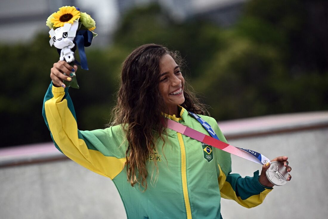 Rayssa Leal celebra medalha de prata em Tóquio 2020