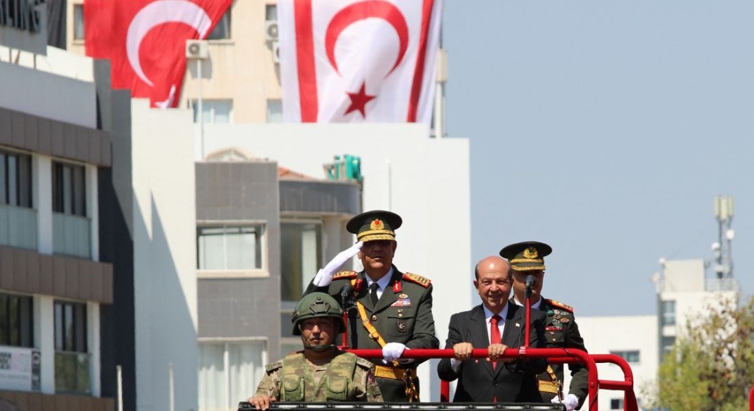 Líder turco-cipriota Ersin Tatar dirige um veículo militar, enquanto Chipre comemora 50 anos da invasão turca