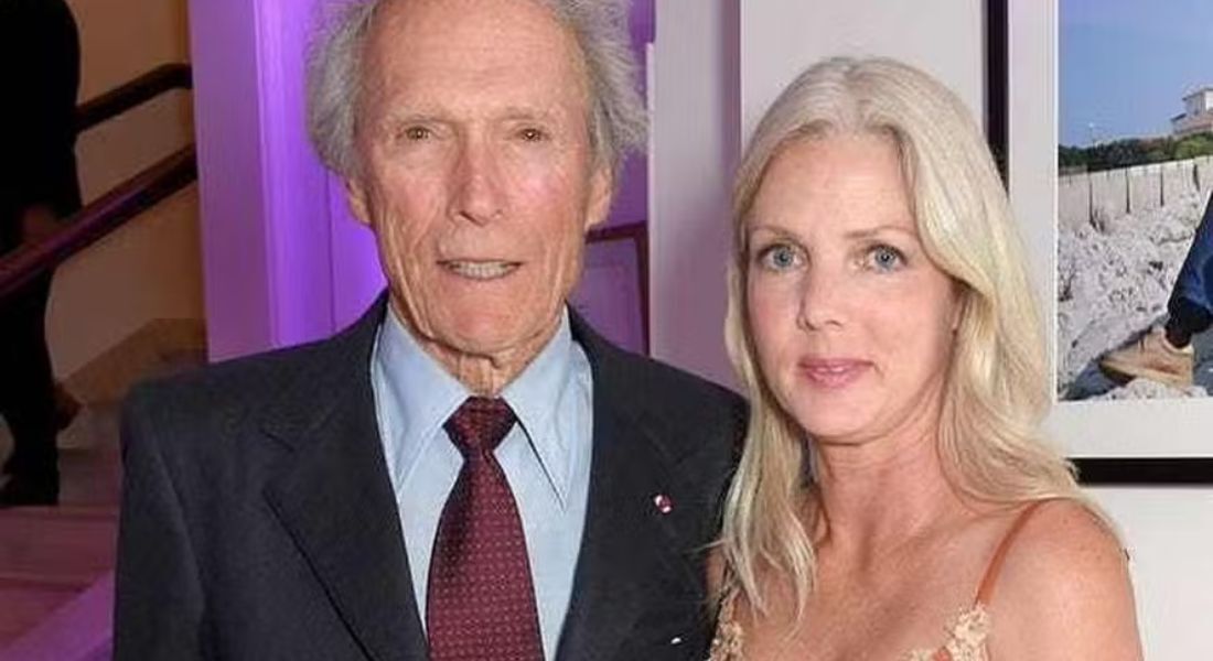 Clint Eastwood, aos 94 anos, ao lado da namorada Christina Sandera, que morreu aos 61