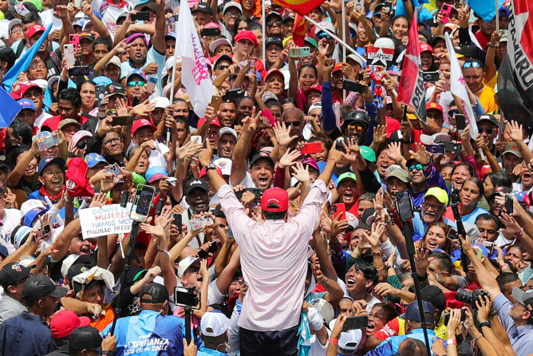 Nicolás Maduro (C) cumprimentando apoiadores durante um comício de campanha