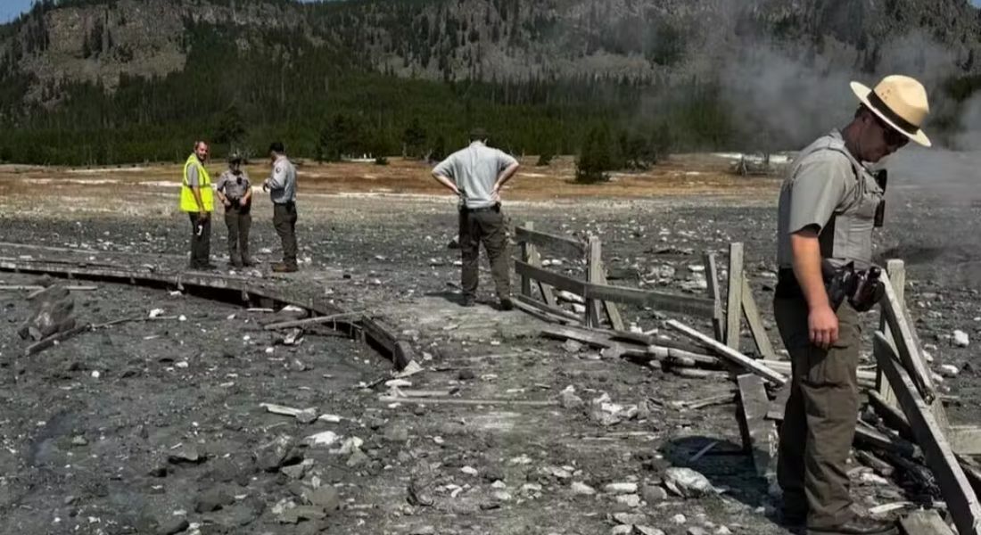 Danos no Parque Nacional de Yellowstone, em Wyoming, após uma explosão hidrotérmica