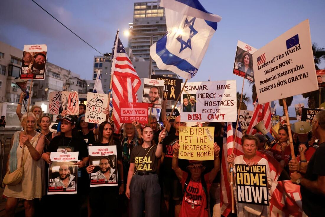 Famílias e apoiadores de reféns israelenses protestando em frente à filial da Embaixada dos EUA em Tel Aviv, em uma tentativa de pressionar o primeiro-ministro israelense Benjamin Netanyahu, em 24 de julho