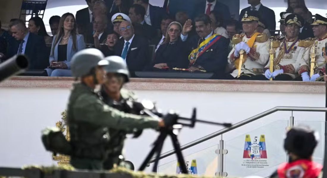 Nicolas Maduro e Vladimir Padrino assistem desfile militar em comemoração ao 213&ordm; aniversário da independência da Venezuela em Caracas  Foto: