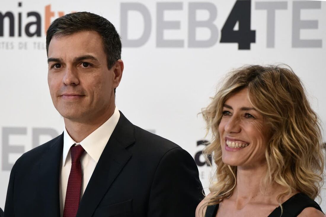 Pedro Sanchez (E) e sua esposa Begona Gomez