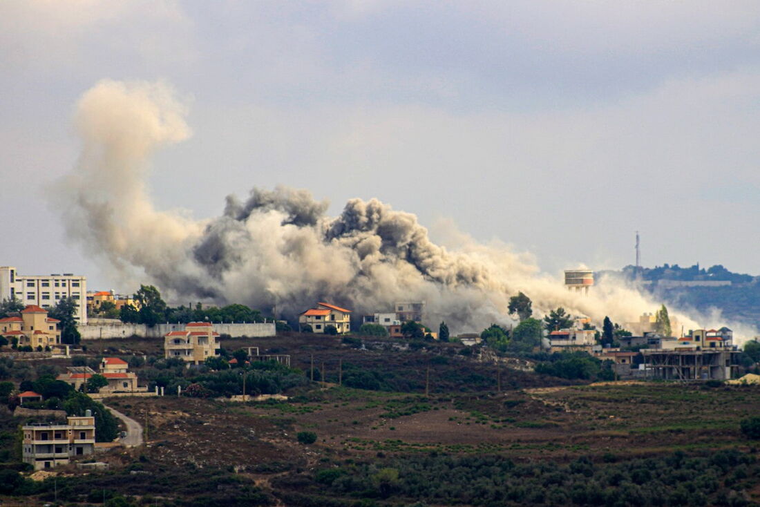 Fumaça sai de um local alvo de bombardeio israelense na vila de Tayr Harfa, na fronteira sul do Líbano, em meio a confrontos transfronteiriços entre tropas israelenses e combatentes do Hezbollah