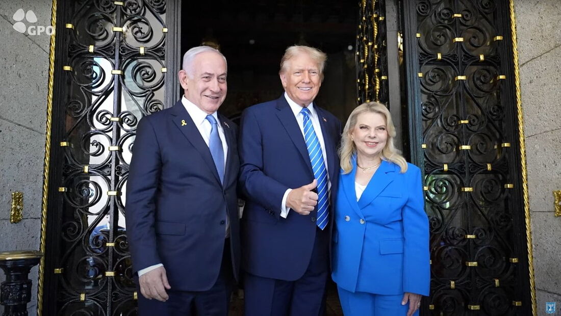 O Primeiro-Ministro israelense Benjamin Netanyahu (E) e sua esposa Sara (D) sendo recebidos pelo ex-presidente dos EUA Donald Trump 