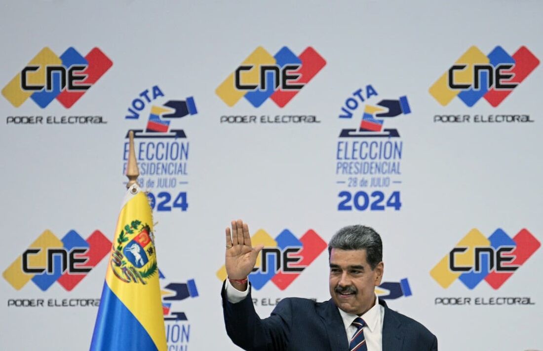 O presidente venezuelano Nicolás Maduro acena durante sua proclamação na sede do Conselho Nacional Eleitoral (CNE) em Caracas 